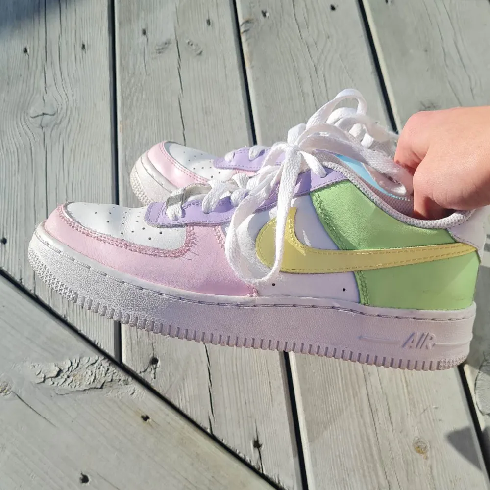 Säljer mina superfina knappt använda Nike air force. Dom är custom made och köpta för 1500kr.  Använda få gånger. Storlek37,5. Skor.