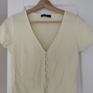 Gul topp - Gul topp från Bershka med pärlor fram till  Köparen betalar frakten 