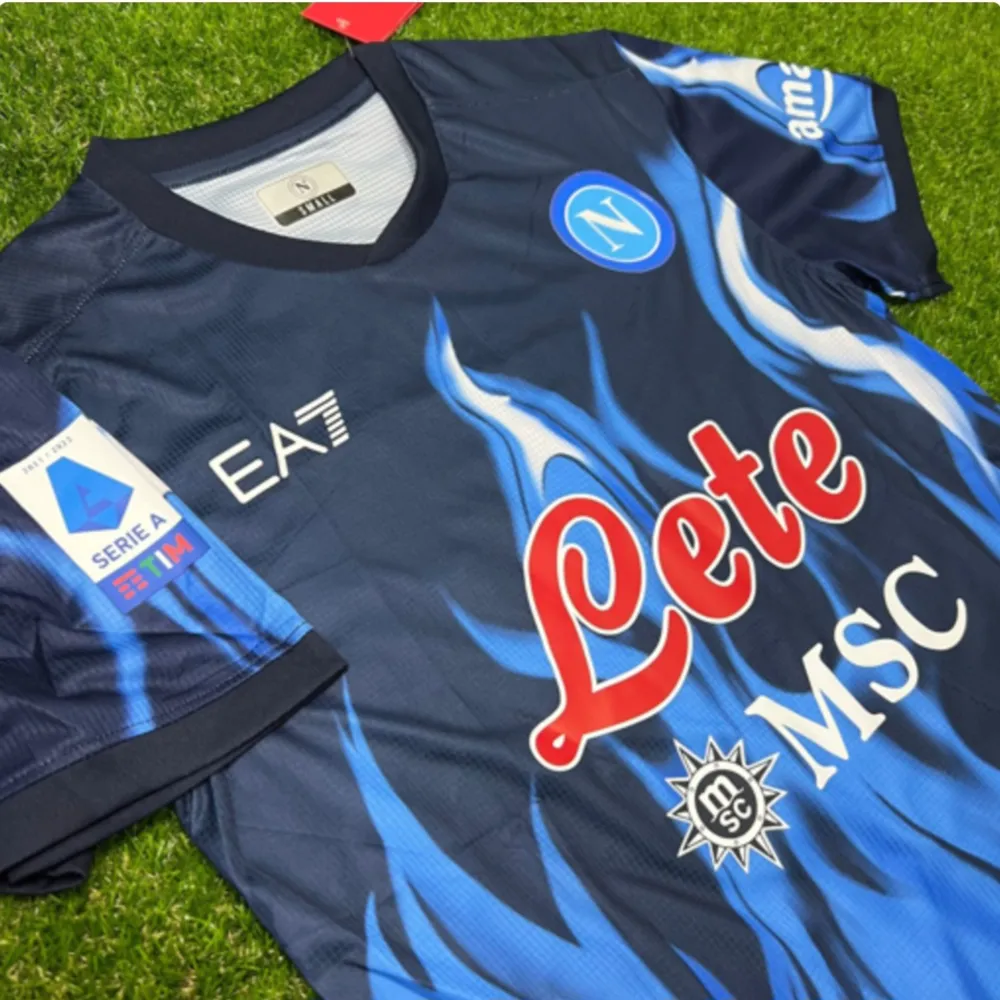 Säljer en Napoli Fotbollströja aldrig använd bra kvalite . T-shirts.