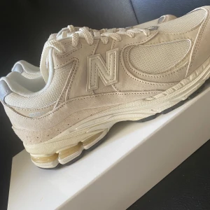 New Balance 2002r - New Balance 2002r Storlek 42 Pris : 1300kr Condition: Oanvänd 