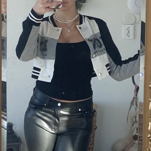 Fin kroppad kofta  - Jättefin kroppad kofta, svart, vit, grå med text och knappar om man vill stänga den 