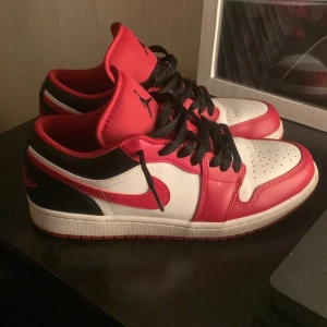 Jordan 1 low bulls - 9/10 skick jordans, använda ett få tal gånger, ny pris 2000 kr ish