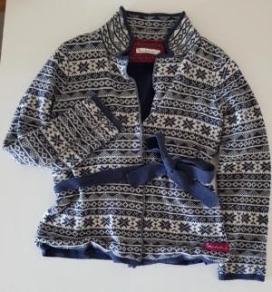 Kofta  - Säljer min kofta varm och skön sparsamt använd i fin skick inga djur eller rökning i hemmet dold knäppning med knytband som går att plocka bort.  Nypris 1300