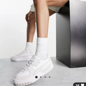 Puma sneakers  - Puma sneakers, köpta för ungefär 5 månader sedan lite använda men i bra skick. Säljer dem för de är för små. Originalpris 1089 men säljer dem för 300 