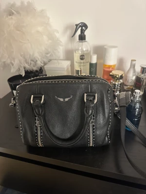 Zadig väska - Så fin trendig zadig väska. Passar till absolut allt! Använt en del men bra skick. Köpt för ca 3400 i modellen ”sunny nano studs bag”. Kan mötas i stockholm