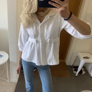 Kofta  - Sjukt fin kofta med trekvartsärmar från h&m, älskar verkligen denna men tyvärr kommer den inte till användning 