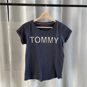 T-shirt  - T-shirt från Tommy hilfiger i storlek xs men passar mig som har s