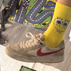 Nike SB Adversary - Använda förra sommaren men blev aldrig att jag åkte bräda i dem. Med det sagt så har jag väl dragit några få ollies och det går ej att märka, så dem är sjukt hållbara! Speciellt i jämförelse med andra nikes jag skateat i!