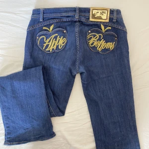Apple bottoms jeans - Vintage Apple bottoms, strlk 7/8 (uppskattar som S?) Jättefint skick förutom att taggen på baksidan är lite sönder!  Inte skinny jeans, utan de går rakt ner. Midjemått: ca 85 Innerbenslängd: ca 79 