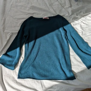 Tunn stickad tröja - Tunn stickad tröja med vida ärmar i en grönblå nyans. Den har ett fint fall och är i gott skick!