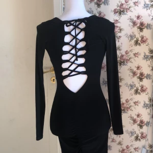 Klänning - Svart tight klänning med knyt i bak och scrunch ⭐️📦