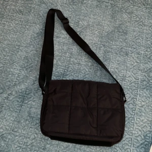 Axelväska - Snygg axelväska som är i mörkblåfärg från Zign, den är lagom stor och får plats med mycket. Har använt den endast en gång.