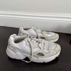 Adidasbyxor skor från adidas i storlek 38🤍 