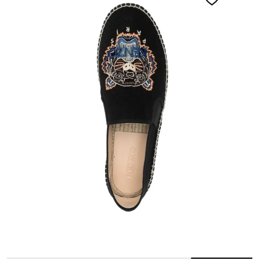 säljer mina kenzo slip ons, köpta för ca 2000kr, väl använda men fortfarande fint skick, storlek 37. Skor.