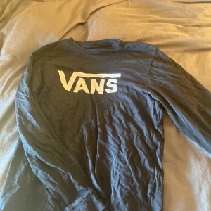 Långärmad Vans  - Säljer nu min Vans då den aldrig kommer komma till användning. Köpt 2020 så den är använd er antal gånger, men är fortfarande i bra skick. Storlek XL i barn men de motsvarar typ M i vanliga storlekar.🩷