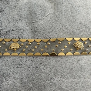 Coolt skärp💕 - Guldigt coolt skärp som är lite likt bb- simon bälte med massa fina detaljer. Lite avfärgat på vissa ställen köparen står för frakt 💕den är thriftad 