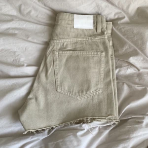 Jeansshorts weekday - Beiga jeansshorts från weekday💕