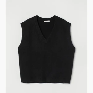 Stickad väst - Säljer denna stickade väst från bikbok, aldrig använd lapp finns kvar🤍