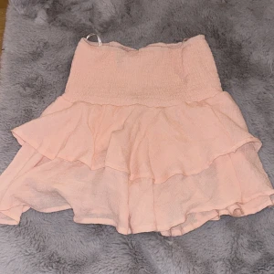 Kjol - Säljer denna kjolen från Shein i storlek XS💖 