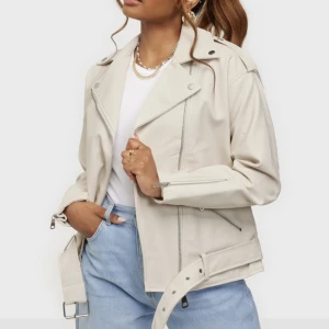 Skinnjacka  - Säljer nu min super fina skinnjacka från missguided! Sparsamt använd, så i mycket bra skick. Storlek 36❤️pris kan diskuteras☺️