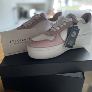 STHLM design group skor  - Hej! Säljer dessa helt nya!  Säljes pågrund av att de ej är min stil och fick dem i gåva.  Nypris är 1500kr!  Vill bara bli av med allt eftersom jag ska flytta så det är först till kvarn. 