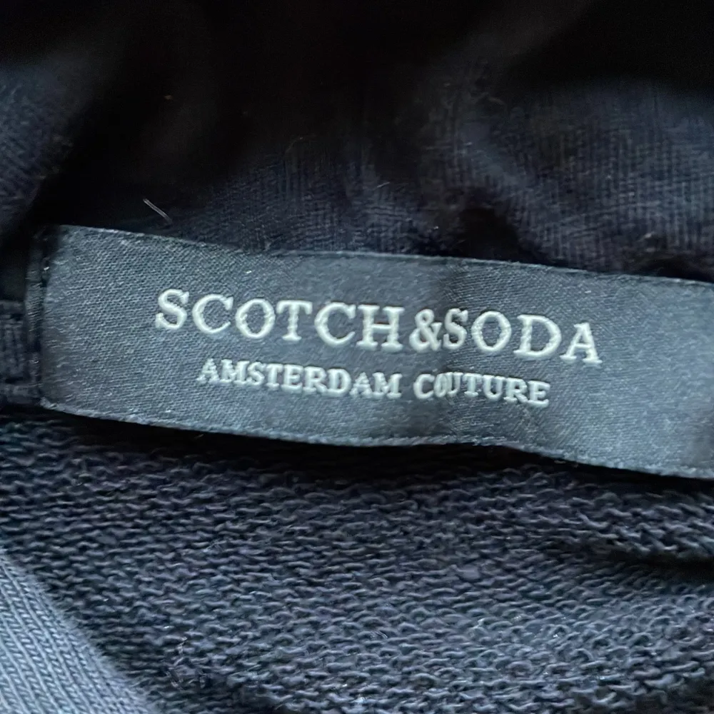 En svart hoodie från scotch and soda. Passar till det mesta. Perfekt till sommaren. 9/10. Använda några gånger. . Hoodies.