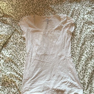 Vit T-shirt - Vit T-shirt, lite figursydd strl xs