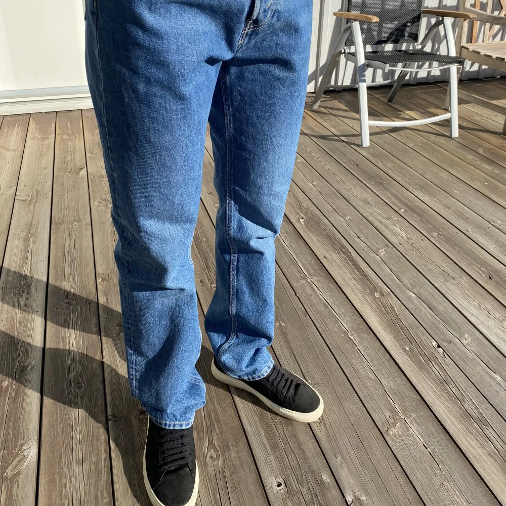 Säljer nu mina jeans från weekday. Dom är i nyskick. Jag är 187 cm och storleken på byxorna är 29/34. . Jeans & Byxor.