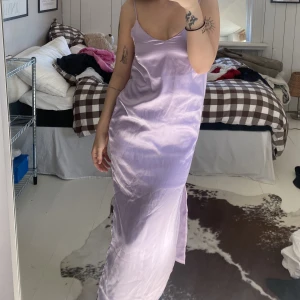 EDITED klänning - Såå magisk ljuslila satinklänning ifrån EDITED i storlek 36. 