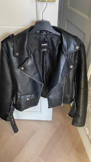 Skinnjacka  - Säljer denna snygga skinnjacka från pull&bear då jag vill köpa en annan jacka till våren. Väldigt sparsamt använd då jag köpte den till hösten. Storlek xl men är bara lite snyggt oversize på mig som har s/m. Hör av er vid frågor 💕