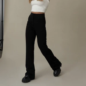 Kostymbyxor från Hanna Scönberg x Nakd - Svarta raka kostymbyxor från Hanna Schönberg x NAKD. Storlek 34 💘