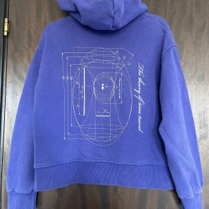 Rocket X lunch hoodie💜 - Denna tröja är väldigt exklusiv då den bara såldes av några exemplar. Tyvärr har den blivit lite liten därför skälet till att jag säljer den.  Tröjan är i otroligt bra material, rejält och hållbart! 