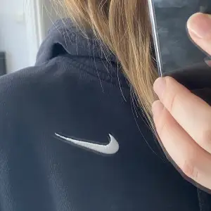 Säljer denna superfina Nike hoodie som tyvärr har blivit för liten för mig. Använd en del men fortfarande i ett fint skick! 