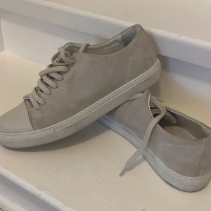 Arigato captoe sneakers - Axel arigato sneakers i modellen cap-toe. Ljus grå fräscha sneakers. Använda men bra skick.