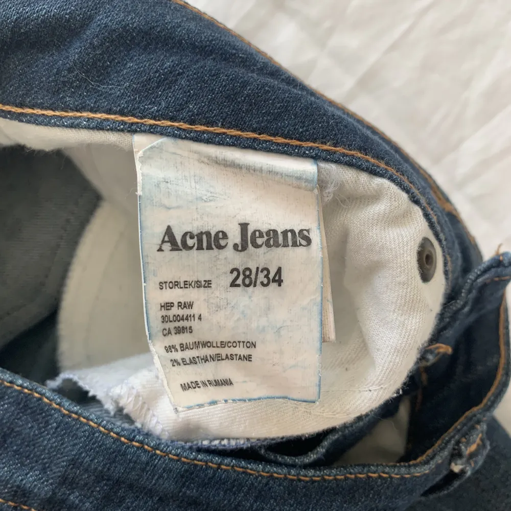 Mörka låga jeans från acne, långa i benen och supersnygga!! . Jeans & Byxor.