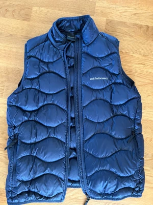 Peak performance väst - Jag säljer nu min gamla väst, den är storlek 170, vilket motsvarar xs/s. Den är inte använd jättemycket och ser ut som ny. Ny pris 1500. Så tänker mig runt 500kr