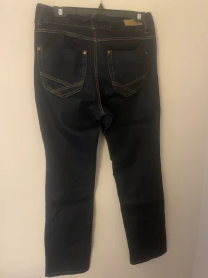 Mörkblå jeans  - Ett par vintage jeans  Bootcut jeans med snygga detaljer på fickorna 