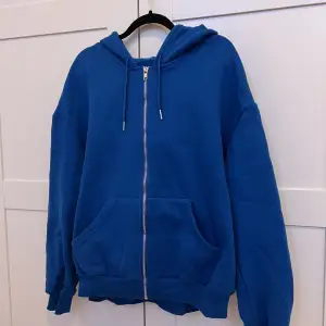 Säljer nu min populära zip-up hoodie i denna underbara färgen, passar stl xs-m 🥰