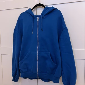 Blå kofta - Säljer nu min populära zip-up hoodie i denna underbara färgen, passar stl xs-m 🥰