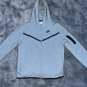 Nike tech- Helt ny - Säljer min nike tech i storlek XL i barnstorlek. Den är helt oanvänd endast testad. Säljer för att den är för stor för mig. Köpt på nike sidan men har inget kvitto bara bevis på bild 3.Lappen är avklippt. Köpte för 949kr.