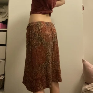 Tygkjol - Midjemått: 70cm (med resår och skärp), längd: 61cm <3