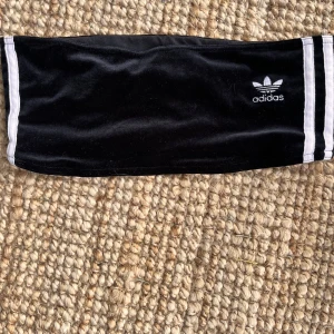 Adidas topp - Bandeau eller vafan de heter topp från adidas, skickar bild på, vid mycket intresse. 