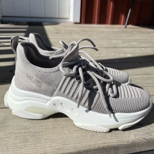 Skor Steve Madden  - Skor från Steve Madden som jag knappt använt så dem är så gott som nya✨Nypris på skorna ligger runt 1.200 kr jag säljer mina för 500🤩i storlek 38