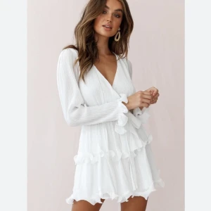 Studentklänning  - Vit klänning från Dennis maglic. Aldrig använd, bara provad. Storlek M men passar S också (lite liten i storleken). Prislappen är kvar, säljer för att jag inte hann lämna tillbaka. Nypris 899kr