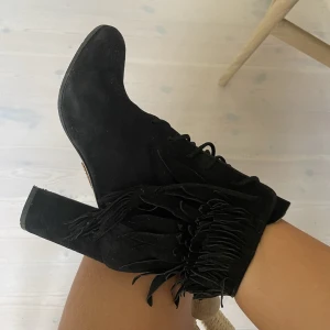 Aquazzura Woodstock fringed ankle boots - Supersnygga ankelboots i hippie chic style  Aquazzura nypris ca 7000 kr Sparsamt använda säljes då de är för små för mig