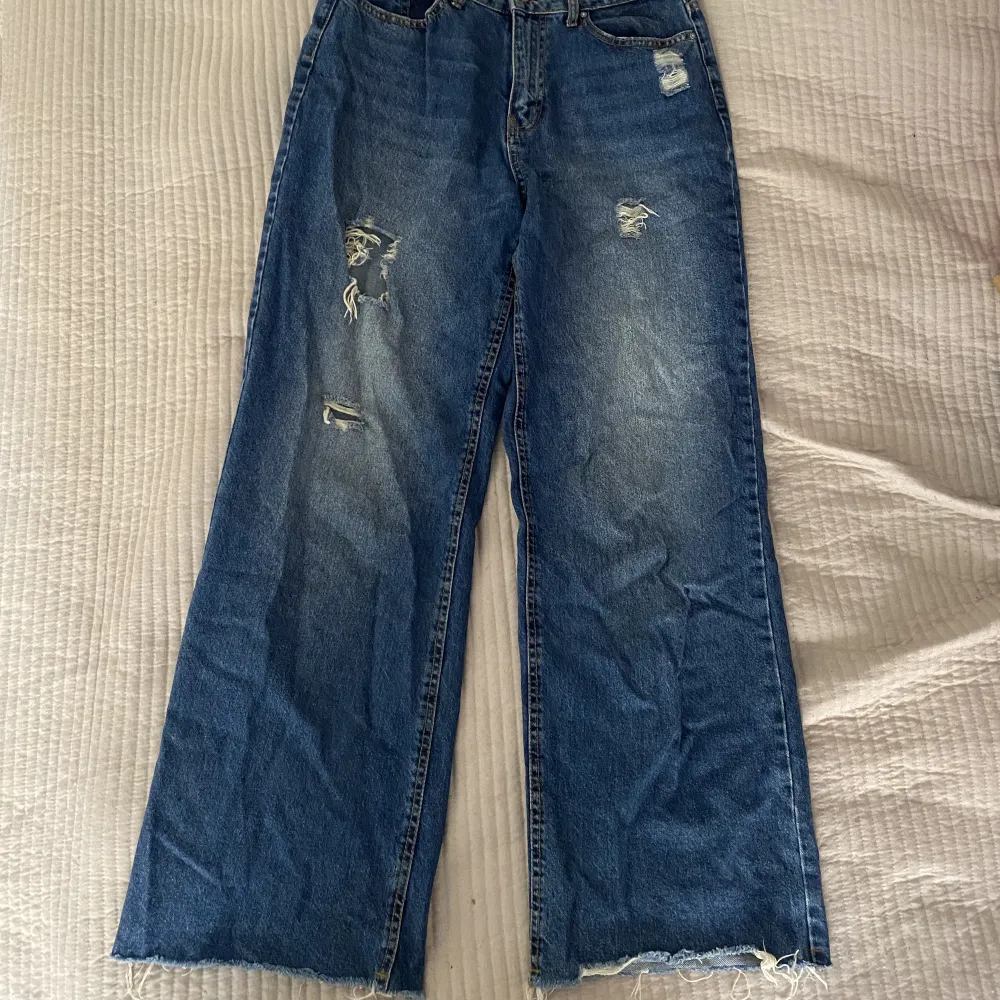 Fina vida jeans med några slitningar. Är i bra skick!. Jeans & Byxor.