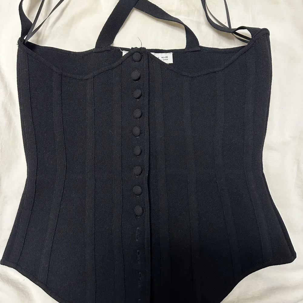 Säljer denna svarta corsetten ifrån zara. Den sitter tajt på och slutar vid bröstet men man kan ha den över brösten också. Använd ett par gånger och köpt för 1 år sen från zara. Passar på XS/S. Toppar.