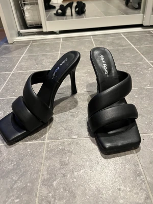 Klackskor st 38 - 8 cm höga storlek 38 använda en gång. Väldigt sköna men var lite smala för mina fötter.