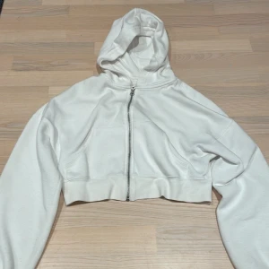 Vit kofta  - En fin vit kofta från h&m, lite tjockare material men inget så man blir så varm i 🤍