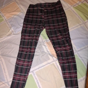 Mörka rutiga leggings - Ett par leggings jag köpte i Danmark för några år sedan som tyvärr var lite för stora i midjan. Varma och lite tjockare, sköna att ha när det är lite kallare ute. ❄️✨  Nypris: 250 kr.